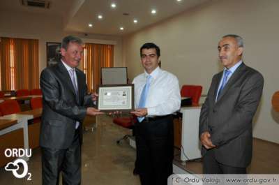 Eğitimcilere Plaketler verildi