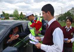 Sürücülere karanfilli uyarı