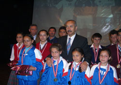 İşitme engelliler ödüle doymuyor