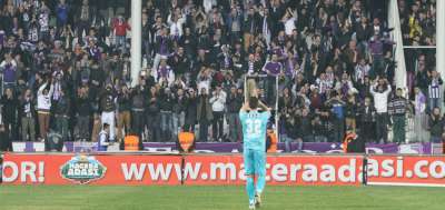 Biz 1 futbolcuya sevdalanmadık.