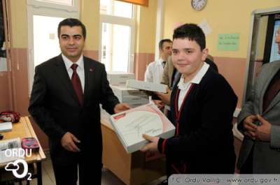 Düzgün, Okullara  Tablet Dağıttı