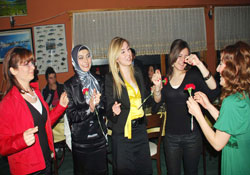 8 Mayıs ı kuaförler günü ilan ettiler