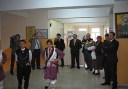 AB heyeti işitme engelliler ilk okulunu ziyaret etti