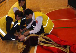 Baygınlık geçiren folklorculer korkuttu