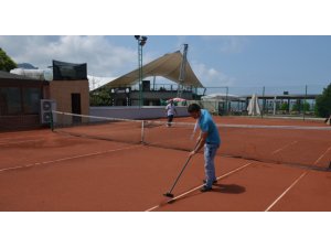 Tenis Kortlarına Bakım Başladı
