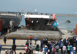 Yük gemisi denize indirildi