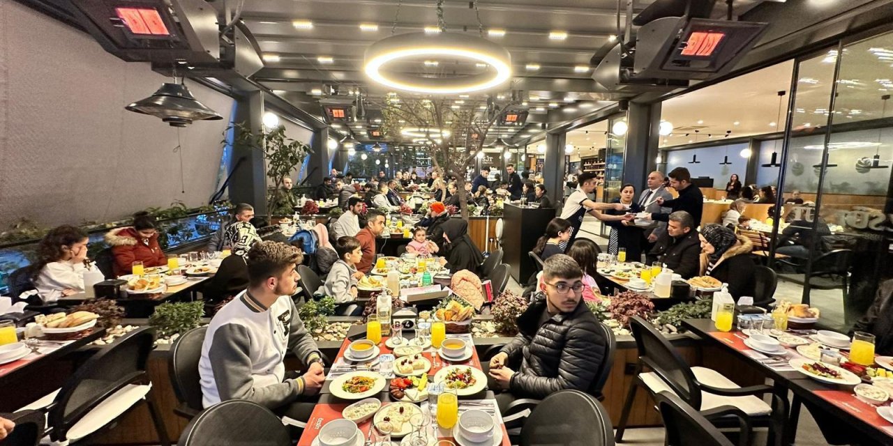 Vali Sonel, Bu Akşamki İftarını da Depremzede Ailelerle Birlikte Yaptı