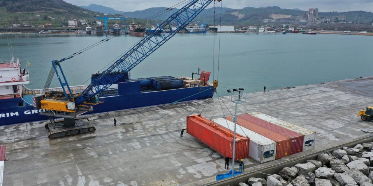 ÜNYE LİMANI, RO-RO VE KRUVAZİYER GEMİLERİNDEN SONRA  KONTEYNER GEMİLERİNE EV SAHİPLİĞİ YAPIYOR