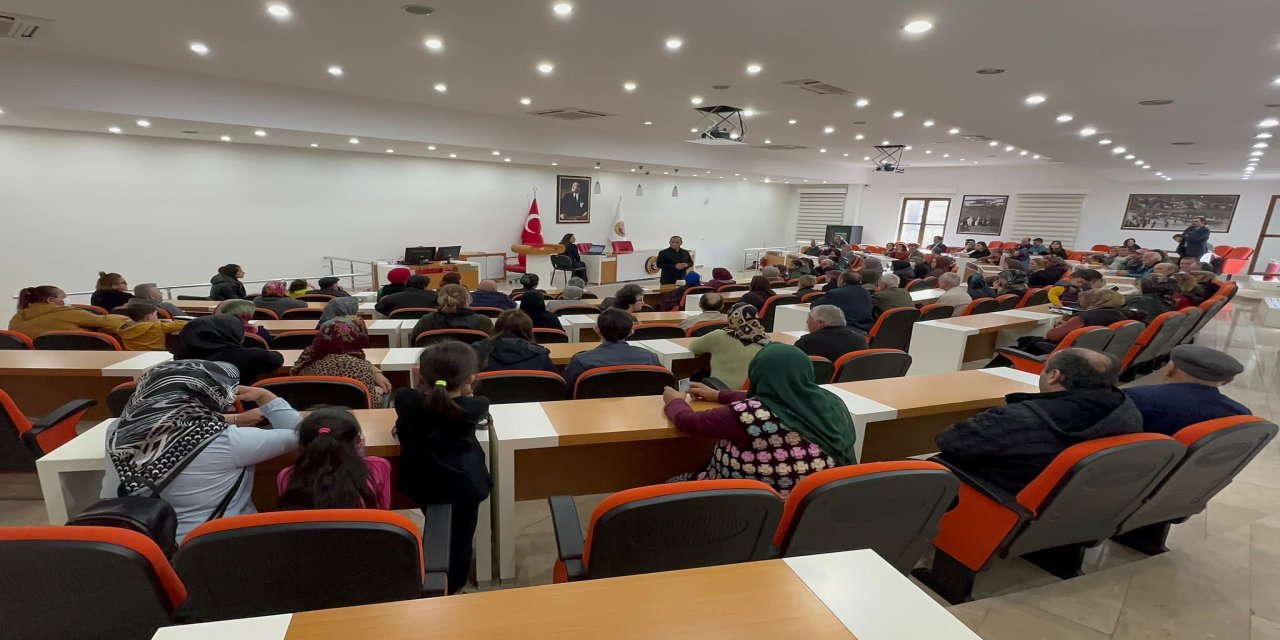 Vali Sonel, “Halk Günü” toplantısına deprem bölgesinden gelen vatandaşlara öncelik tanıdı.