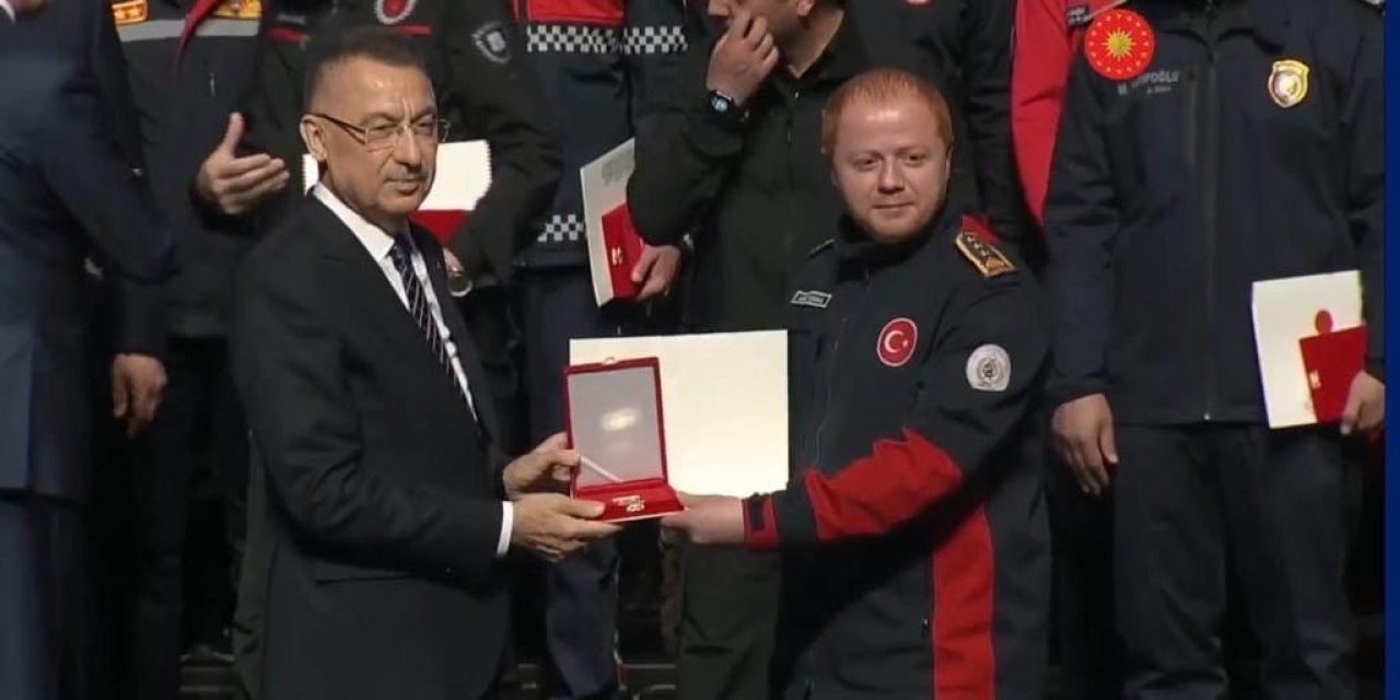 MADALYAYI CUMHURBAŞKANI YARDIMCISI FUAT OKTAY TAKDİM ETTİ