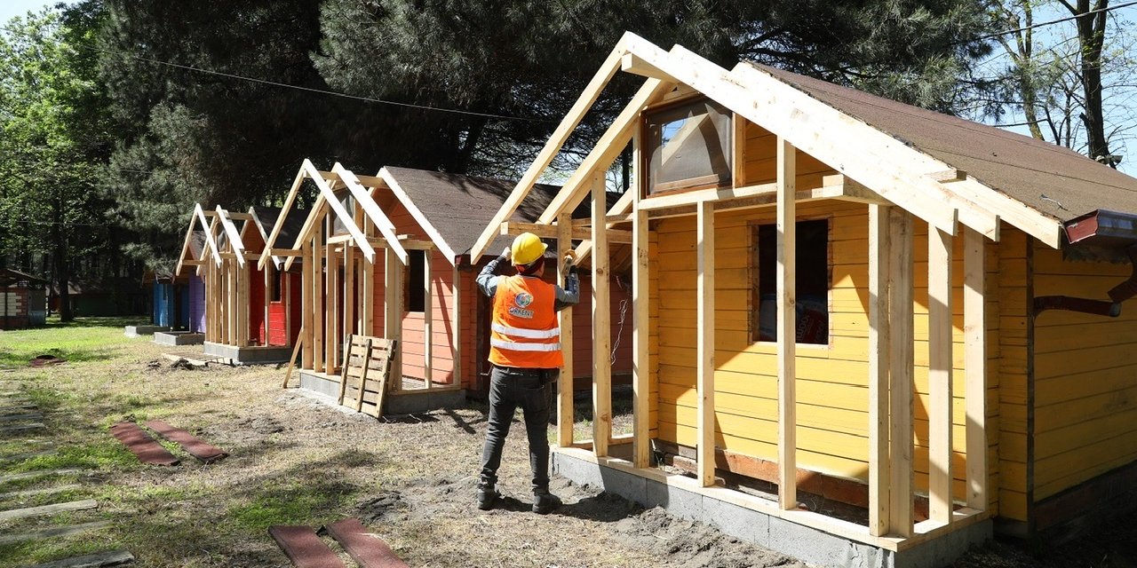 KAPILARINI DEPREMZEDE REFAKATSİZ ÇOCUKLAR VE DEPREMDEN ETKİLENEN AİLELERE AÇIYOR