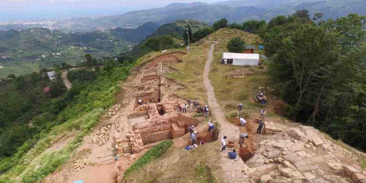1,5 KM Sİ BİTTİ. KURUL KALESİ YOLU SICAK ASFALTA KAVUŞUYOR