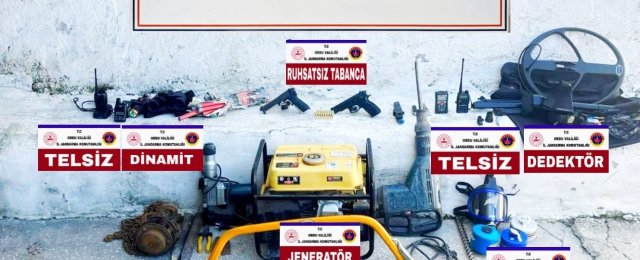 Defineciler silahları ve aletler ile birlikte yakalandılar