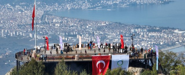 YOROZ KENT ORMANI ZİRVESİNE İNŞA EDİLEN PANORAMİK SEYİR TERASI AÇILDI