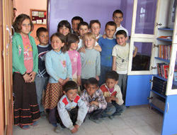 2 Köy okuluna kütüphane