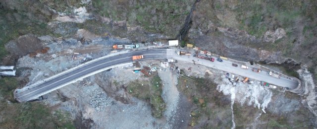 Karadeniz-Akdeniz yolunun Darıcabaşı Tüneli girişinde yürütülen çalışmalar tamamlanarak, yol yeniden ulaşıma açıldı.
