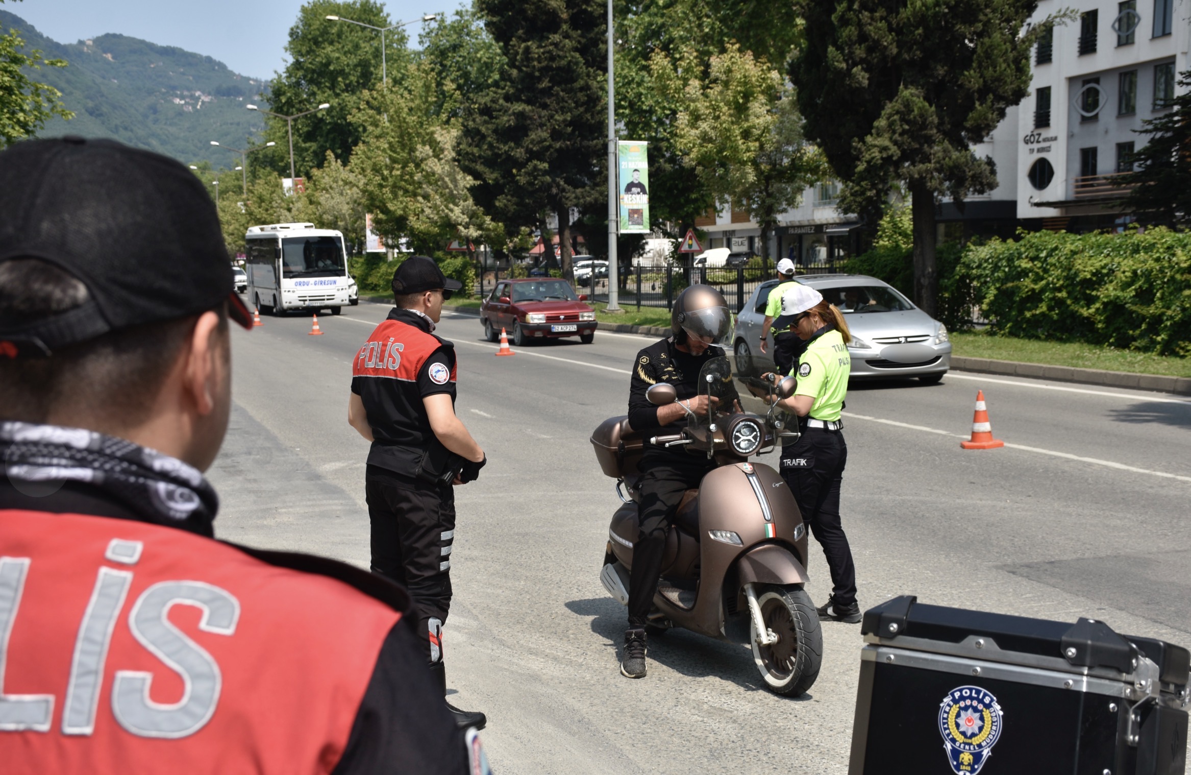 Emniyet müdürlüğü uyuşturucu tütün ve kaçak elektroniğe el koydu