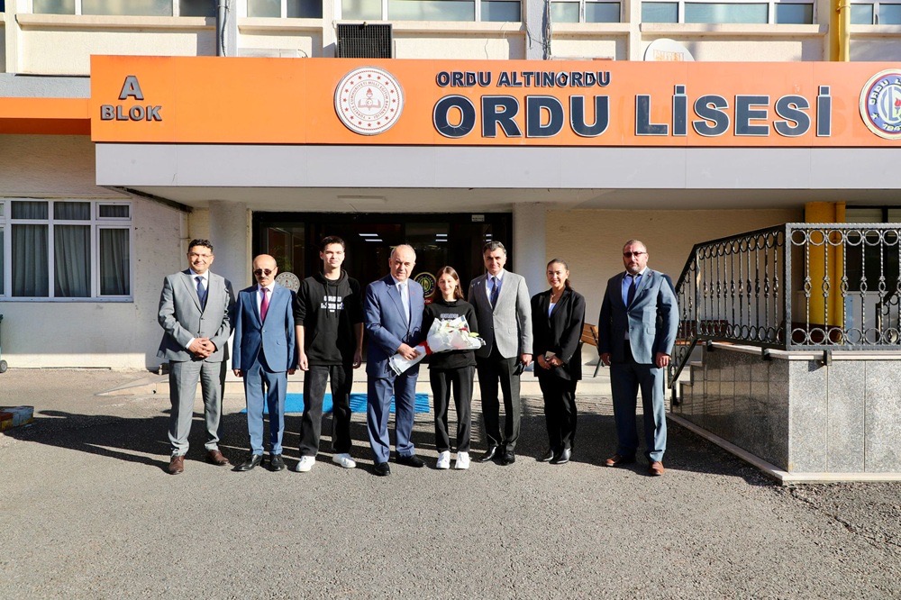 VALİ EROL, ORDU LİSESİ’Nİ ZİYARET ETTİ