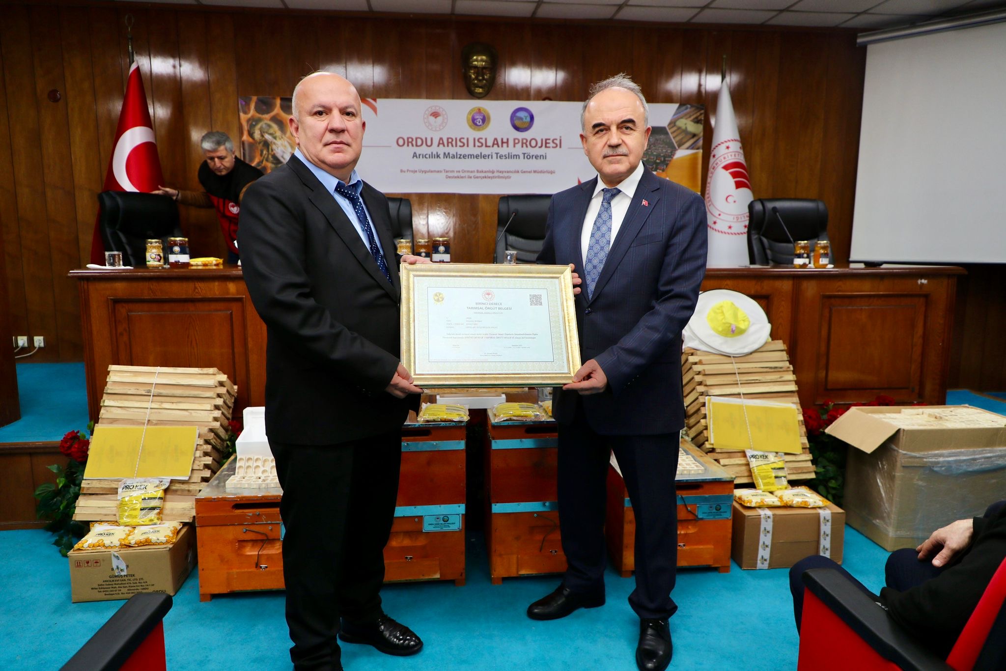 TARIM VE ORMAN BAKANLIĞINCA ARICILARA MALZEME DESTEĞİNDE BULUNULDU