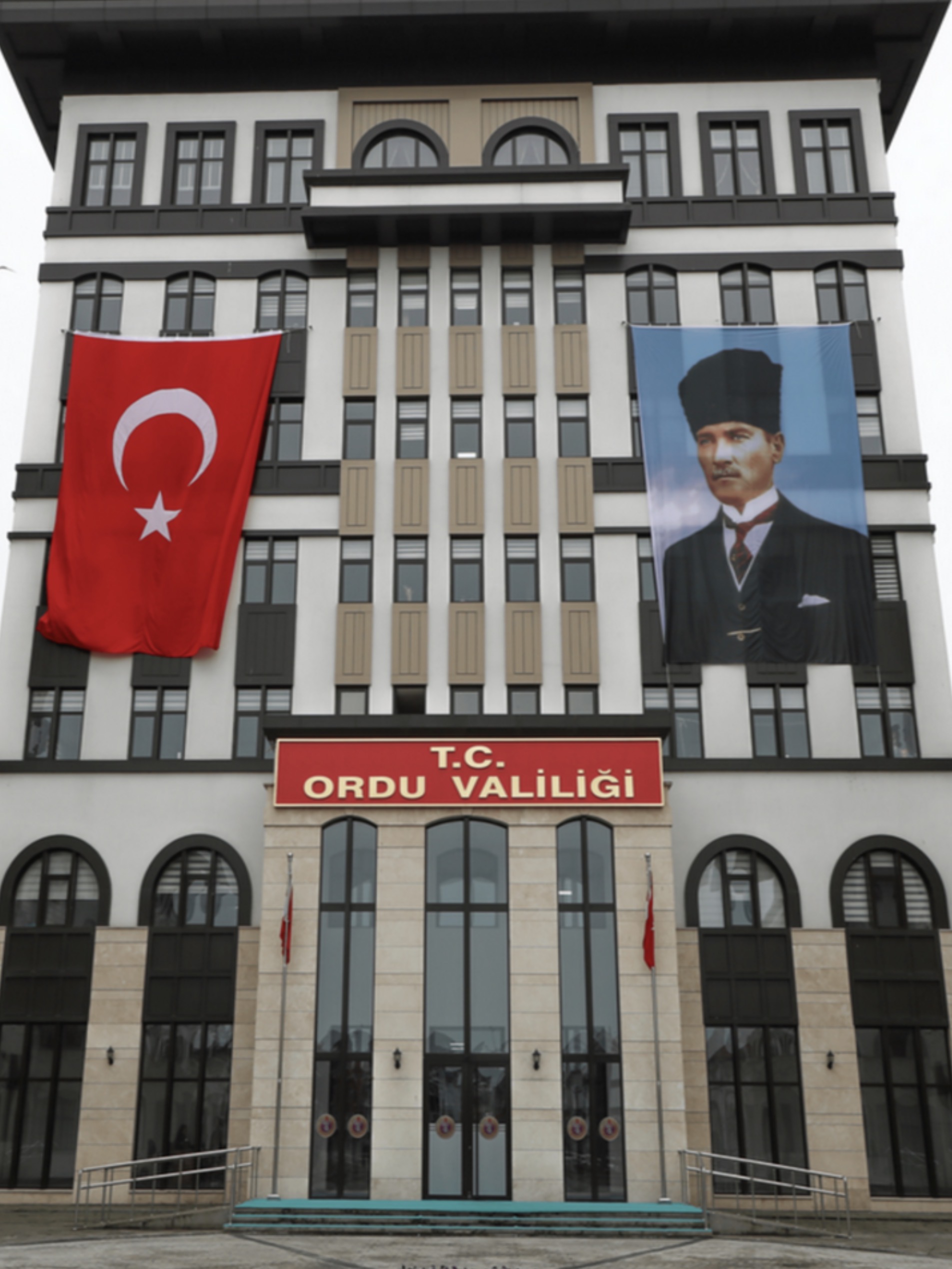 DIKKAT VALILIK AÇIKLADI  IL GENELINDE BAZI ILÇELERDE VE OKULLARDA BIR GÜNLÜK EĞITIM ARASI VERILDI...