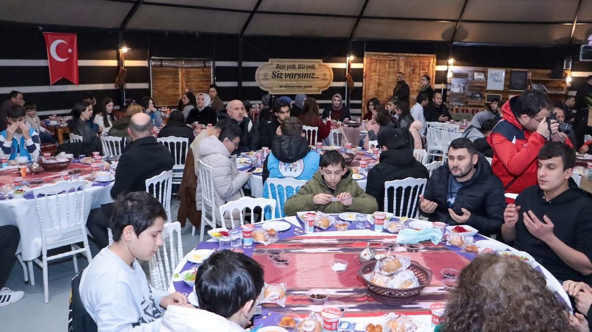 VALİ EROL, DEVLETİMİZİN KORUMASI VE BAKIMI ALTINDAKİ ÇOCUKLARLA İFTAR YAPTI