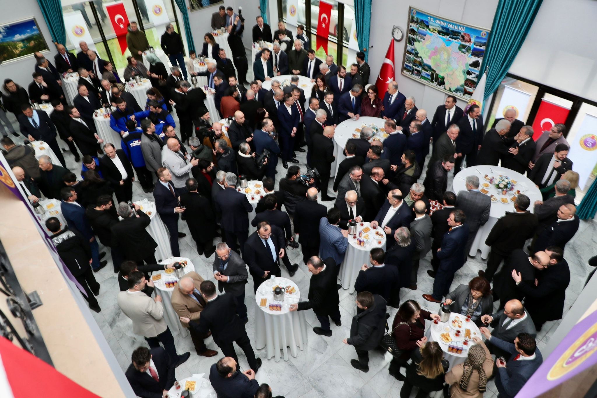 ORDU’DA BAYRAMLAŞMA TABLOSU: PROTOKOL SAHADA, VATANDAŞLA YAN YANA