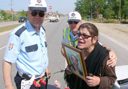 Oğlu öldürülen anneden yol kapama eylemi