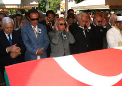 12 Eylül paşaları cenazede bir araya geldi