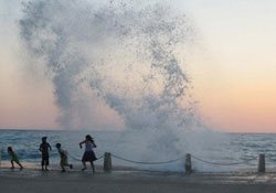 Okul öğrencisini dalga yuttu
