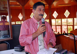 Engelli şaire özenip şiir kitabı çıkardı