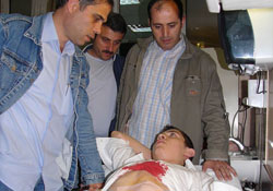 Sandalyeler çarpıştı diye bıçakladılar