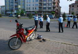 Yayaya çarpan motor sürücüsü yaralandı