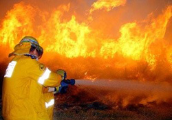 Abisine kızdı evini yaktı