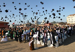 ODÜ'lüler mezuniyeti böyle kutladı
