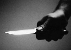 Misafir olduğu evde sırtından bıçaklandı