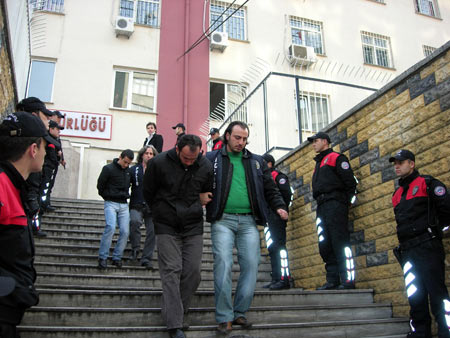 Çalıntı araçla çok kaçamadılar