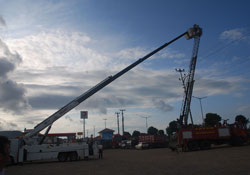 Meraklı medya vinç tepesinde kaldı