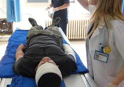 Otomobil çöp kamyonuna çarptı