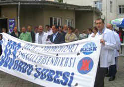 1 Mayısta Belediye önündeyiz