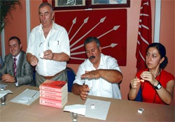 CHP'de anma töreni mi show mu?