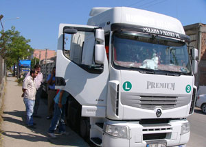 10 YTL için 300 YTL'lik cam kırdı