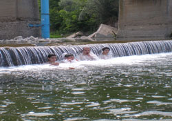 Denize gidemeyenler ırmakta serinliyor