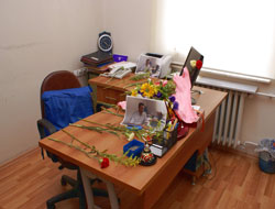 Vefat eden şefin masası çiçeklerle donatıldı