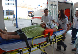 Balkondan düşen kız hastanelik oldu