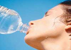 Çamaşır suyunu su zannedince