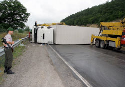 Yan yatan tır trafiği felç etti