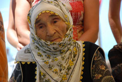 Bir asırlık ömründe ilk kez bakan gördü