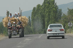 Saman yüklü traktörler tehlike saçıyor
