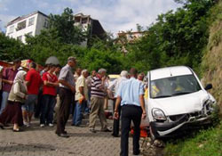 Rampadan aşağı duvara çarptı:1 yaralı