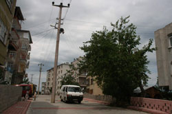 Yol ortasında elektrik direği